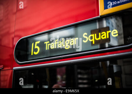 LONDON, Großbritannien – die Vorderansicht eines berühmten roten Doppeldeckerbusses mit dem Streckenschild Nr. 15 zum Trafalgar Square. Dieses Symbol des öffentlichen Verkehrssystems Londons zeigt das effiziente und historisch bedeutsame Busnetz der Stadt. Stockfoto