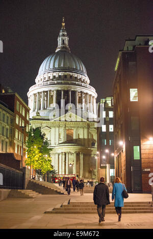 LONDON, Großbritannien – St Paul's Cathedral, ein berühmtes Meisterwerk der englischen Barockarchitektur, ragt über die Skyline der Stadt als Symbol für Londons spirituelle und historische Bedeutung. Die von Sir Christopher Wren entworfene und 1710 fertiggestellte Kathedrale war Schauplatz zahlreicher wichtiger Veranstaltungen, wie königliche Hochzeiten, staatliche Beerdigungen und nationale Feierlichkeiten. Stockfoto