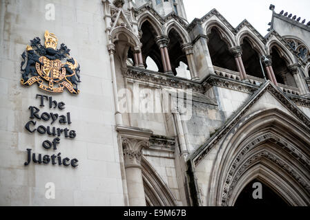 Der Haupteingang zu den Royal Courts of Justice auf Fleet Street in London. Stockfoto