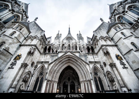 LONDON, Vereinigtes Königreich — Haupteingang der Royal Courts of Justice in der Fleet Street in London. Das 1882 eröffnete gotische Gebäude beherbergt den High Court und den Court of Appeal von England und Wales und dient als zentrales Wahrzeichen im britischen Rechtssystem. Stockfoto