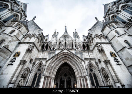 Royal Courts of Justice Haupteingang London England // LONDON, Vereinigtes Königreich — Haupteingang der Royal Courts of Justice in der Fleet Street in London. Das 1882 eröffnete gotische Gebäude beherbergt den High Court und den Court of Appeal von England und Wales und dient als zentrales Wahrzeichen im britischen Rechtssystem. Stockfoto