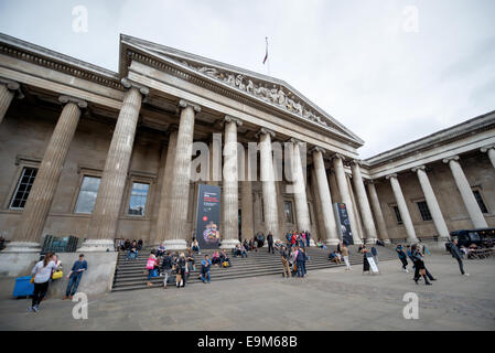 British Museum Neoklassical Fassade London England // LONDON, England — der Haupteingang des British Museum zeigt die beeindruckende neoklassizistische Fassade und den Säulenportikus des Museums. Der Eingang des Museums wurde von Sir Robert Smirke im Stil der griechischen Neuzeit entworfen und zeichnet sich durch seine 44 ionischen Säulen aus, die von antiken griechischen Tempeln inspiriert wurden. Das 1753 gegründete British Museum beherbergt eine der weltweit umfangreichsten Sammlungen menschlicher Geschichte, Kunst und Kultur, die sich über zwei Millionen Jahre erstreckt. Das berühmte Gebäude in Bloomsbury begrüßt Besucher seit 1847, mit der Great Court Re Stockfoto