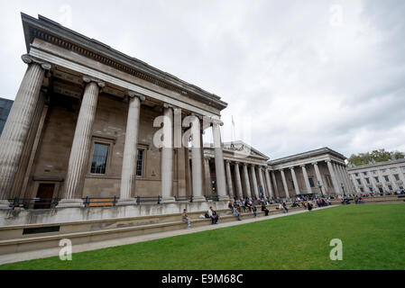 British Museum Neoklassical Facade London England // LONDON, England — der Haupteingang des British Museum zeigt die beeindruckende neoklassizistische Fassade und den Säulengang des Museums. Der Eingang des Museums wurde von Sir Robert Smirke im Stil der griechischen Neuzeit entworfen und zeichnet sich durch seine 44 ionischen Säulen aus, die von antiken griechischen Tempeln inspiriert wurden. Das 1753 gegründete British Museum beherbergt eine der weltweit umfangreichsten Sammlungen menschlicher Geschichte, Kunst und Kultur, die sich über zwei Millionen Jahre erstreckt. Das berühmte Gebäude in Bloomsbury begrüßt Besucher seit 1847, mit der Great Court Re Stockfoto