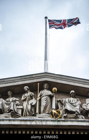 LONDON, Großbritannien – Skulpturen auf dem Giebel über dem Haupteingang des British Museum in der Innenstadt von London. Das Museum, das der Geschichte und Kultur der Menschheit gewidmet ist, beherbergt in seiner permanenten Sammlung etwa 8 Millionen Werke, die Artefakte aus der ganzen Welt zeigen. Stockfoto