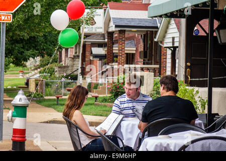 Saint St. Louis Missouri, The Hill, italienisches ethnisches Viertel, Feuerwehrhydrant, Erwachsene Erwachsene Männer Männer Männer, Frau Frauen weibliche Dame, Paar, Mama Campisi's, res Stockfoto
