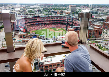 Saint St. Louis Missouri, Busch Stadium Cardinals Ballpark, Baseballspiel, Hilton Hotel, Dachbar, drei Restaurant mit 60 Restaurants, Pub, Mann, Frau, Paar, das zuschaut Stockfoto