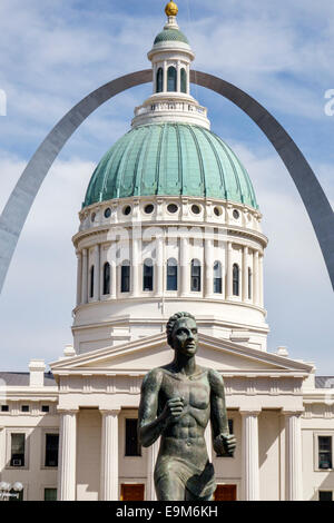 Saint St. Louis Missouri, Old Courthouse, Court House, Gateway Arch, Memorial, Catenary, Fountain, Kiener Plaza, Park, Statue, Besucher reisen zu Stockfoto