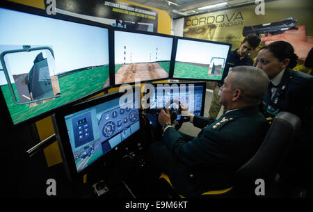 Bogota, Kolumbien. 29. Oktober 2014. Soldaten testen einen Simulator auf der 4. internationalen Messe der Verteidigung und Sicherheit "Expodefensa" in Bogota, der Hauptstadt Kolumbiens, 29. Oktober 2014. Der "Expodefensa" fair, spezialisiert auf die technologische Entwicklung und Innovation für Verteidigung und Sicherheit, am 29.-31. Okt. statt. © Jhon Paz/Xinhua/Alamy Live-Nachrichten Stockfoto