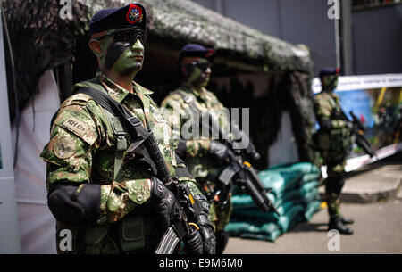 Bogota, Kolumbien. 29. Oktober 2014. Soldaten sind bei der 4. International Fair von Verteidigung und Sicherheit "Expodefensa" in Bogota, der Hauptstadt Kolumbiens, 29. Oktober 2014 sehen. Der "Expodefensa" fair, spezialisiert auf die technologische Entwicklung und Innovation für Verteidigung und Sicherheit, am 29.-31. Okt. statt. © Jhon Paz/Xinhua/Alamy Live-Nachrichten Stockfoto