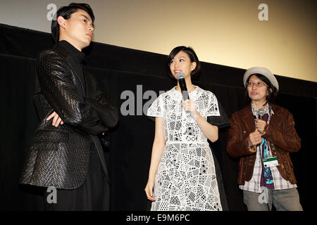 Masaki Suda, Aoi Morikawa und Shiori Kazama, 29. Oktober 2014: Tokio, Japan: (L, R) Schauspieler Masaki Suda, Schauspielerin Aoi Morikawa und Regie, Drehbuch und Editor Shiori Kazama sprechen das Publikum während der Bühne Gruß des Films "Chokolietta" bei TOHO Kinos in Roppongi am 29. Oktober 2014, Tokio, Japan. Die 27. Tokyo International Film Festival ist das größte Kino Festival in Tokio bekleidete vom 23. Oktober bis 31. © Rodrigo Reyes Marin/AFLO/Alamy Live-Nachrichten Stockfoto