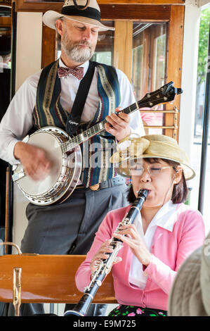 Folk-Band auf einer touristischen Straßenbahn, Christchurch Stockfoto