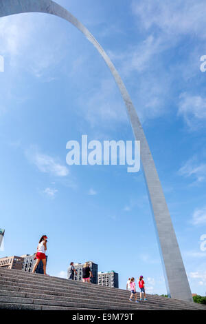 Saint St. Louis Missouri, Gateway Arch, Memorial, Catenary, Jefferson National Expansion Memorial, Park, Familie Familien Eltern Eltern Kinder, mothe Stockfoto