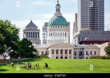 Saint St. Louis Missouri, Gateway Arch, Memorial, Jefferson National Expansion Memorial, Park, Rasen, altes Gerichtsgebäude, Gerichtsgebäude, AT&T Center, Zentrum, Stadtskyl Stockfoto