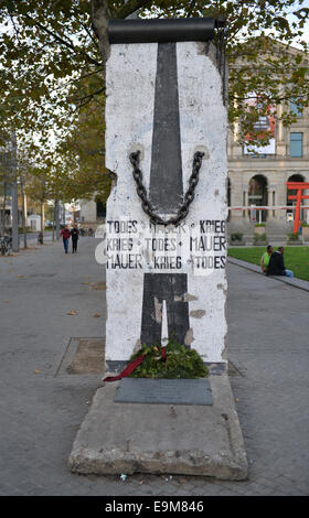 Bremen, Deutschland. 27. Oktober 2014. Ein Segment der Berliner Mauer steht am Bahnhofsplatz in Bremen, Deutschland, 27. Oktober 2014. 25 Jahre nach dem Fall der Berliner Mauer, sind Teile der Mauer, auf der ganzen Welt gefunden werden. Foto: CARMEN JASPERSEN/Dpa/Alamy Live News Stockfoto