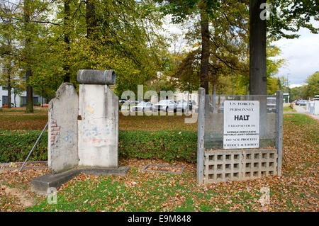 Stuttgart, Deutschland. 27. Oktober 2014. Ein Segment der Berliner Mauer in den Kelley Barracks in Stuttgart, Deutschland, 27. Oktober 2014. 25 Jahre nach dem Fall der Berliner Mauer, sind Teile der Mauer, auf der ganzen Welt gefunden werden. Foto: Inga Kjer/Dpa/Alamy Live News Stockfoto