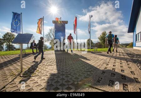 Geisa, Deutschland. 27. Oktober 2014. Besucher des Museums Haus an der Grenze betrachten ein Segment der Berliner Mauer in Geisa, Deutschland, 27. Oktober 2014. 25 Jahre nach dem Fall der Berliner Mauer, sind Teile der Mauer, auf der ganzen Welt gefunden werden. Foto: Michael Reichel/Dpa/Alamy Live News Stockfoto