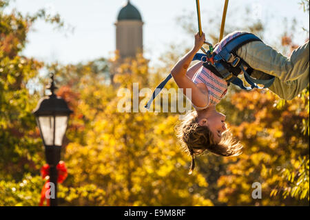 Kind machen Purzelbäume während Prellen auf einen Bungee-Sprung auf dem Snellville Herbstfestival in der Nähe von Atlanta, Georgia, USA. Stockfoto