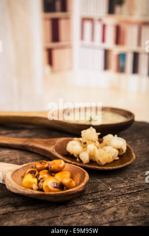 Maismehl und geröstetem Mais Muttern Mote mit Zwiebackbrösel ecuadorianischen traditionelle Speisen Stockfoto