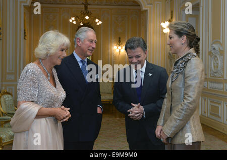 Bogota, Herzogin von Cornwall. 29. Oktober 2014. Bild zur Verfügung gestellt von Kolumbiens Präsidentschaft zeigt kolumbianische Präsident Juan Manuel Santos (2. R) und seiner Frau Maria Clemencia Rodriguez (1. R) Treffen mit britischen Prinz Charles (2 L) und seiner Frau Camila, Herzogin von Cornwall, in Bogota 29. Oktober 2014. Bildnachweis: Javier Casella/Colombia Präsidentschaft/Xinhua/Alamy Live-Nachrichten Stockfoto