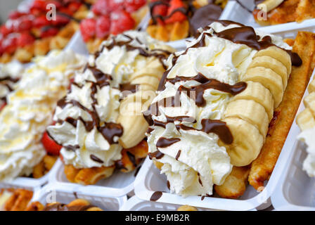 Brüssel Gaufres mit Banane Schokolade und Sahne-topping Stockfoto