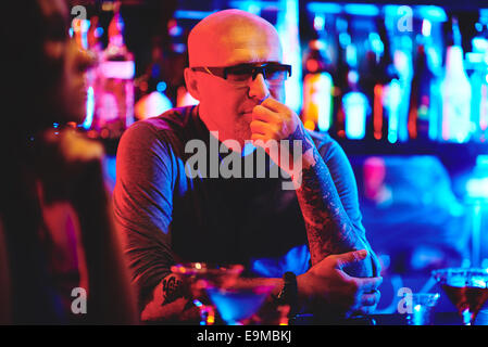 Stilvolle Reife Barkeeper warten auf Kunden in der bar Stockfoto