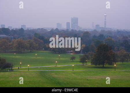 London, UK. 30. Oktober 2014. Wie Leichentücher London Nebel Skline, Fitness-Fanatiker laufen und trainieren Sie auf Primrose Hill. Im Bild: Nebel verbirgt viel der Londoner Skyline. Bildnachweis: Paul Davey/Alamy Live-Nachrichten Stockfoto