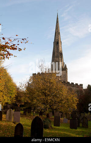 Kirche St. Oswald im Herbst, Ashbourne, Derbyshire, England, UK Stockfoto