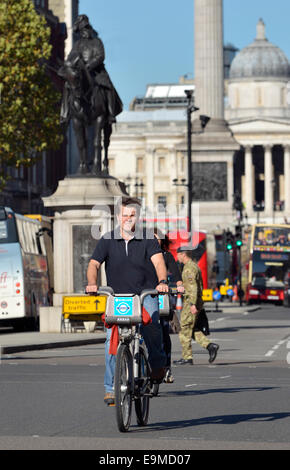 London, England, Vereinigtes Königreich. Menschen, die Fahrrad "Boris" in Whitehall Stockfoto