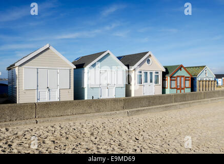 Eine Reihe von hölzernen Strandhütten an Mudeford Spieß in der Nähe von Christchurch in Dorset Stockfoto