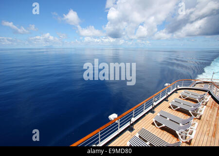 Kreuzfahrtschiff fährt über eine schöne ruhige Meer. Liegestühle sind bereit für Entspannung, indischen Ozean angelegt. Stockfoto