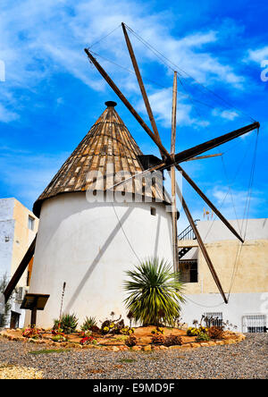 Blick auf eine alte Windmühle in Carboneras, Spanien Stockfoto