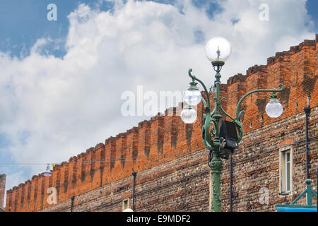 Laterne in der Nähe der mittelalterlichen Stadtmauern von Verona, Italien Stockfoto