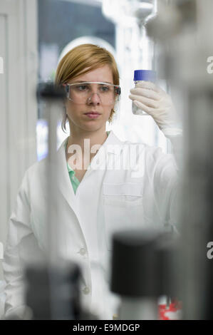 Wissenschaftler untersuchen Probe in Glas Stockfoto