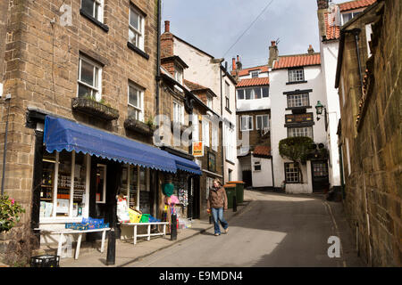 Großbritannien, England, Yorkshire, Robin Hoods Bay, New Road, Dorfläden und Laurel Inn Stockfoto