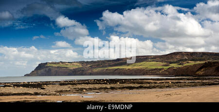 Großbritannien, England, Yorkshire, Robin Hoods Bay, Blick über Strand in Richtung Old Peak bei Ebbe, Panorama Stockfoto