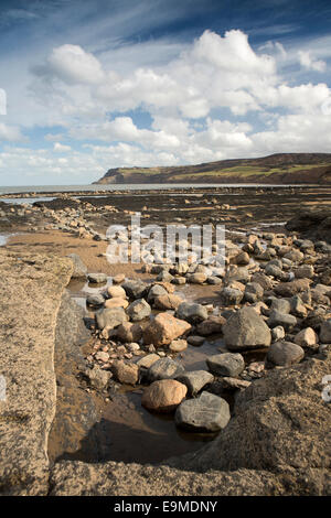 Großbritannien, England, Yorkshire, Robin Hoods Bay, Blick über Strand in Richtung Old Peak bei Ebbe Stockfoto