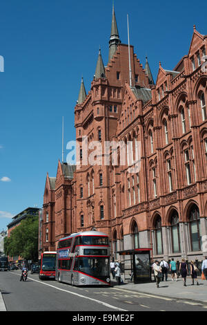 Ein silberner neuer Bus für London Routemaster übergibt vor dem ehemaligen Prudential Büro in Holborn London Stockfoto