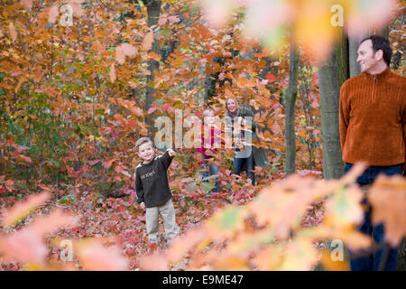 Familie von vier spielen Versteckspiel im Wald Stockfoto