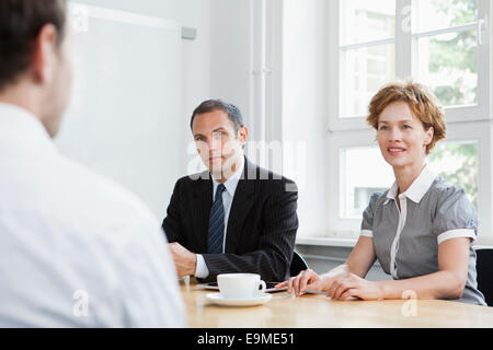 Business-Leute sitzen an einem Konferenztisch mit einem Treffen Stockfoto