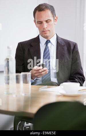 Ein Mann liest eine schlechte Nachricht auf seinem Handy Stockfoto