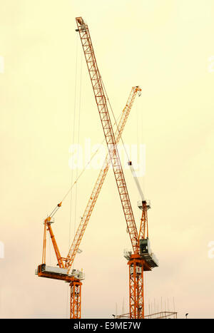 Zwei Kräne auf Baustelle Stockfoto