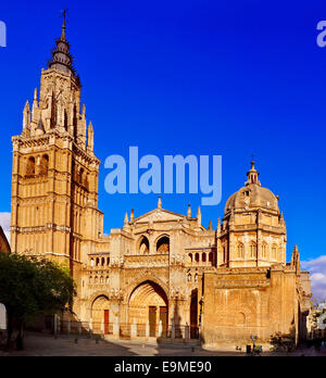 Blick auf die Hauptfassade der Kathedrale der Heiligen Maria von Toledo, Spanien Stockfoto