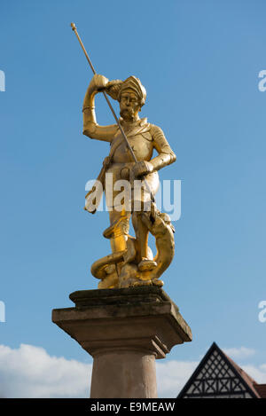 Brunnenfigur von St. George, aus dem 16. Jahrhundert, Georg Fountain, Marktplatz, Eisenach, Thüringen, Deutschland Stockfoto