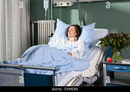 Eine Frau liegt in einem Krankenhausbett Stockfoto