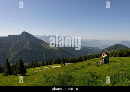 Wanderer auf dem Weg zum Mt Feichteck auf die Almen des Mt Feichteck, Samerberg, Upper Bavaria, Bavaria, Germany Stockfoto