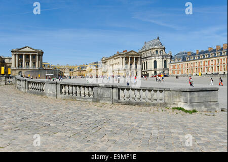 Aus Marmor Innenhof mit Cour Royale und Cour des Ministres Gericht, Nordseite, Chateau de Versailles Stockfoto