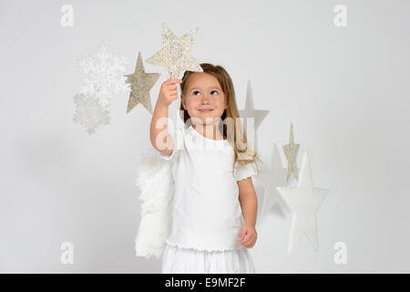 Kind, Kostüm Mädchen trägt einen Engel mit Sternen, Weihnachten, Weihnachtszeit Stockfoto