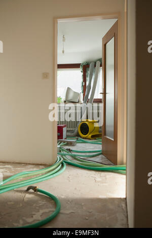 Rohre im Zimmer im Umbau Stockfoto