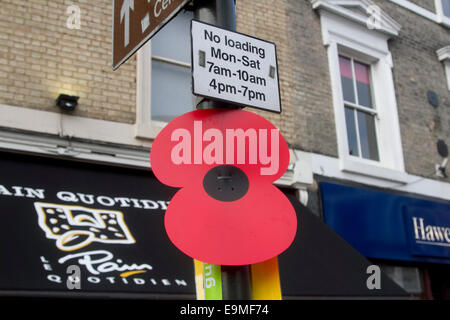 London, UK. 30. Oktober 2014.  Rote Mohnblumen zieren Bushaltestellen entlang der Wimbledon High Street in Vorbereitung zum Volkstrauertag Gedenkveranstaltungen Credit: Amer Ghazzal/Alamy Live-Nachrichten Stockfoto