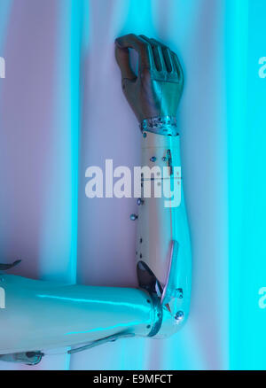 Bild von Roboterhand gegen Vorhang abgeschnitten Stockfoto